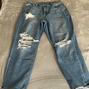 New without tags distressed AE mom jeans.